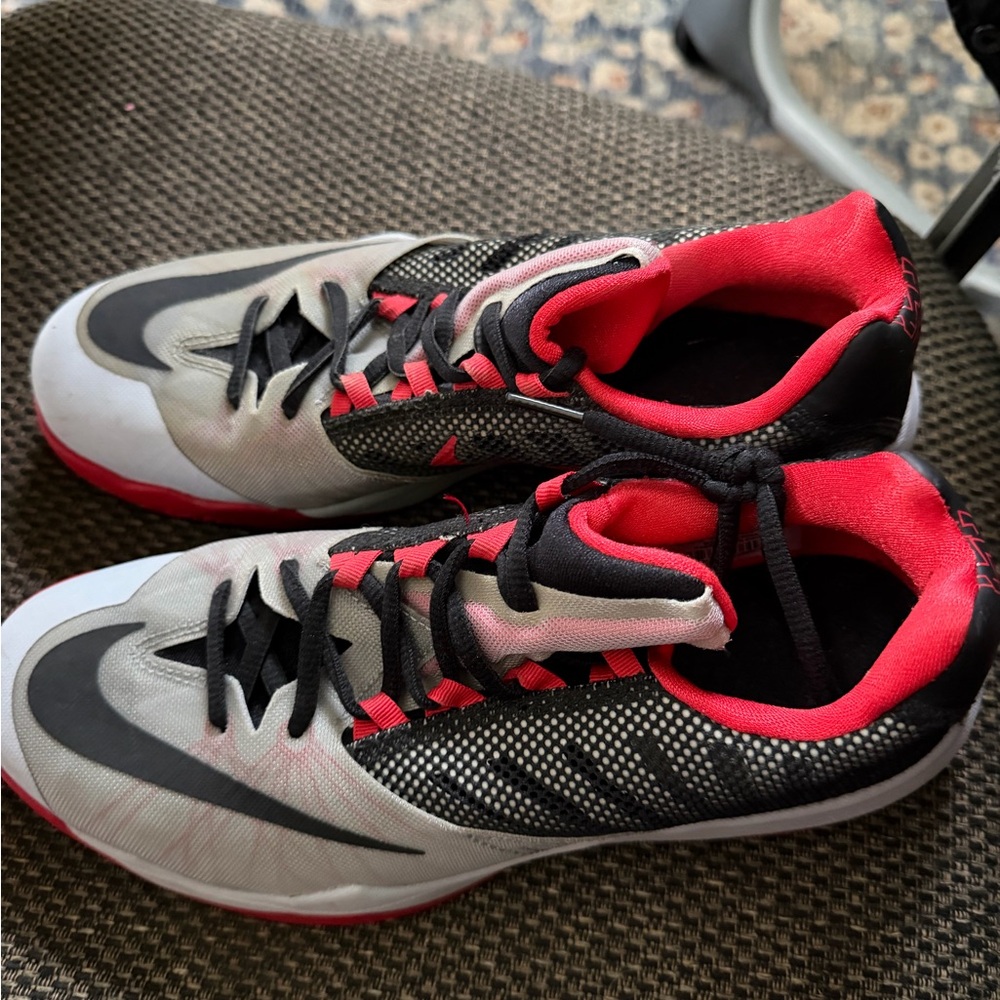 Nike teenager Black and Red Athletic Shoes zoom size 8